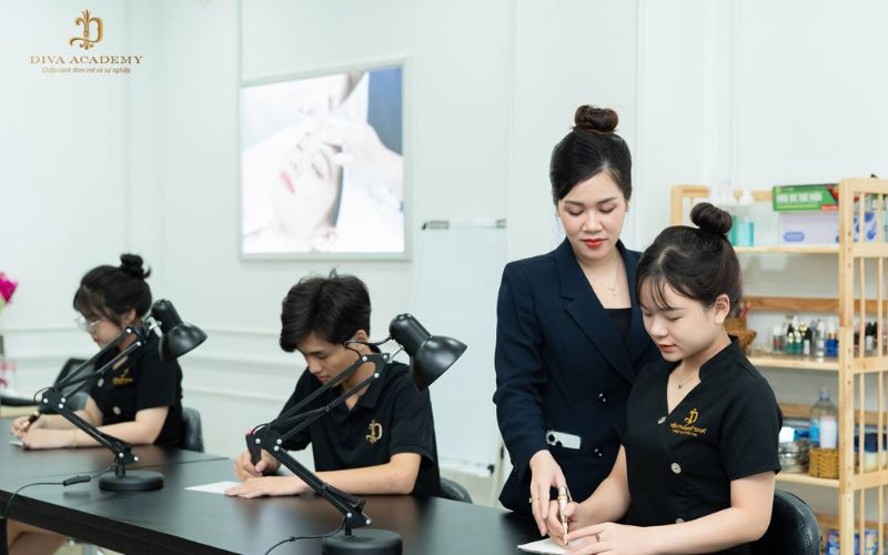 Giảng viên đào tạo tại DIVA Academy luôn giám sát quá trình học tập của học viên