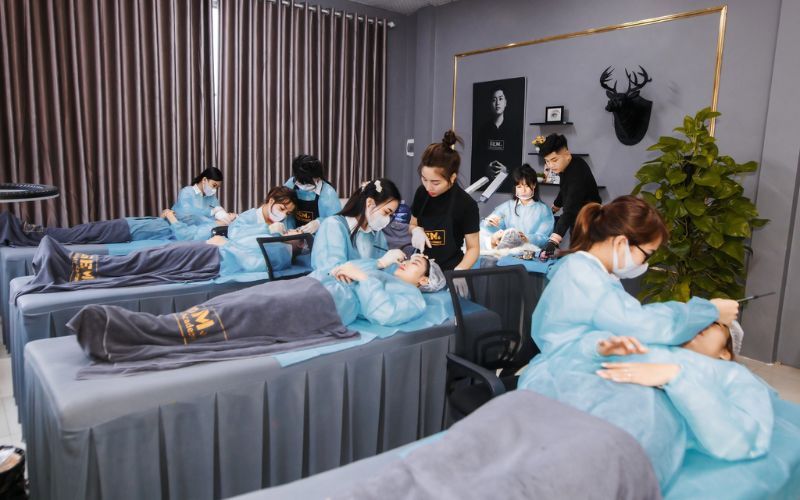 Phòng học phun thêu chân mày rộng rãi và đầy đủ tiện nghi tại Phi Beauty Academy