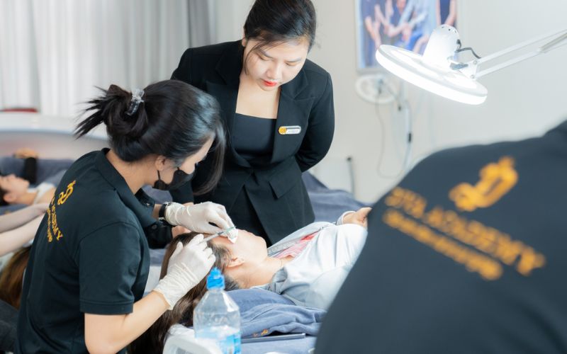 Học viên DIVA Academy đang thực hành spa dưới sự hướng dẫn của giảng viên 