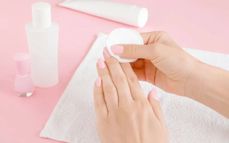 Bạn hãy dùng acetone để làm sạch lớp sơn cũ trước khi cắt tỉa móng 