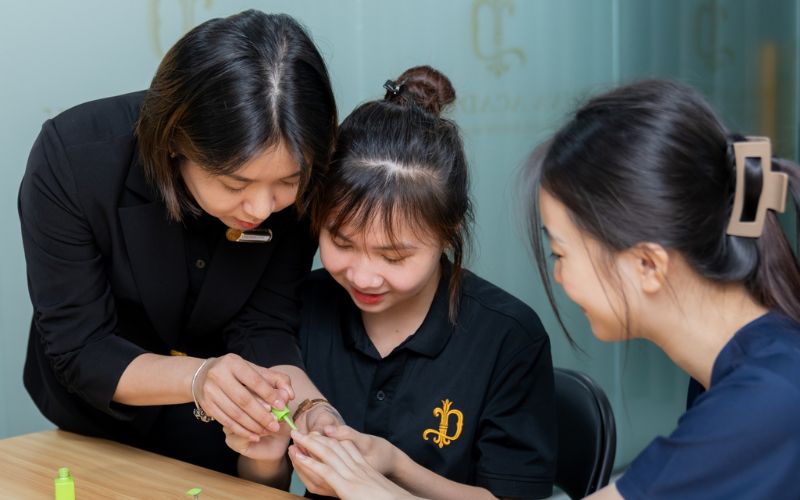 Tham gia khóa học nail của DIVA Academy để được đào tạo kỹ thuật sơn móng tay đẹp chuẩn chỉnh