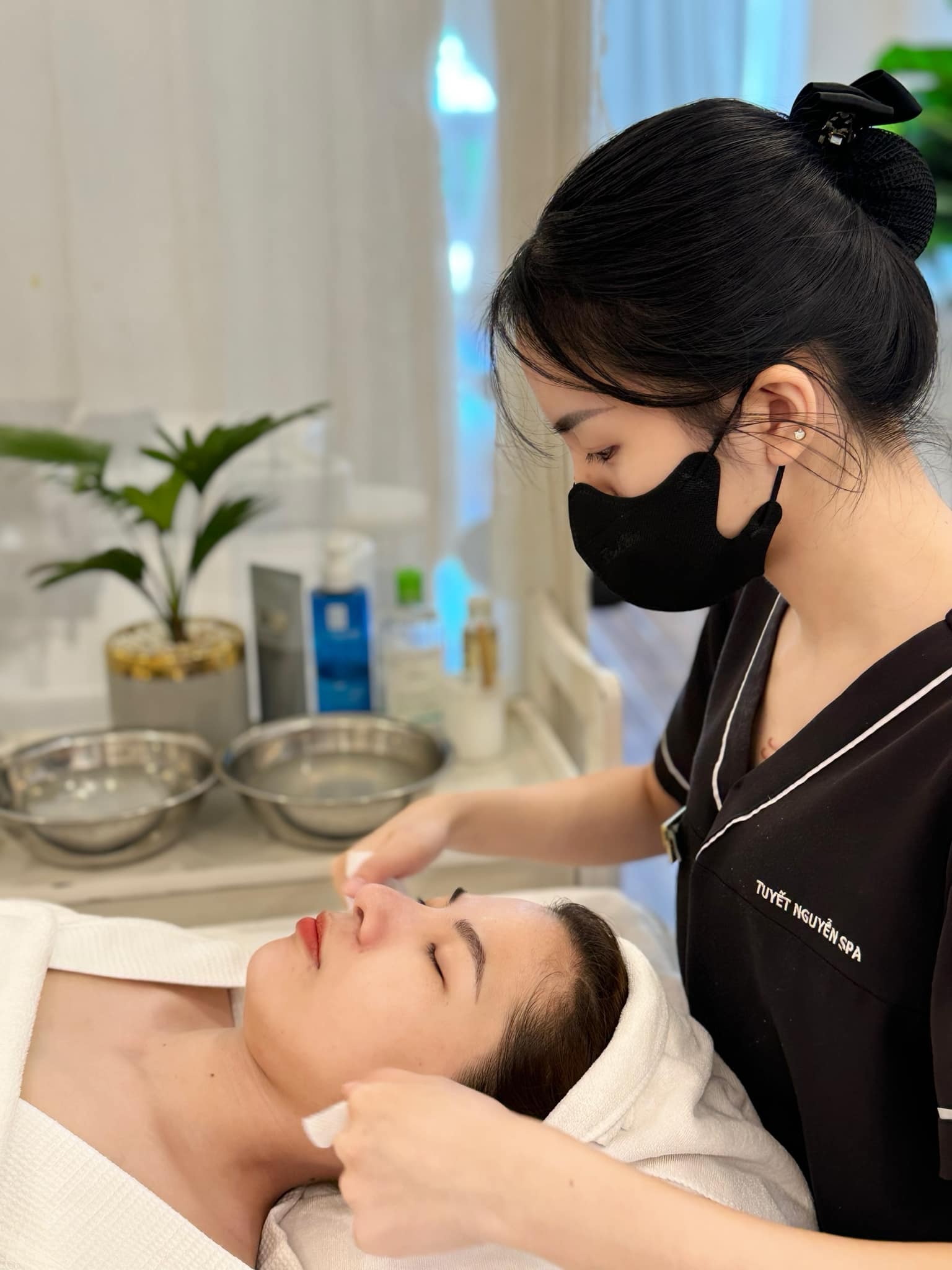 Học viên Tuyết Nguyễn Spa đang thực hàng kỹ thuật làm sạch da mặt