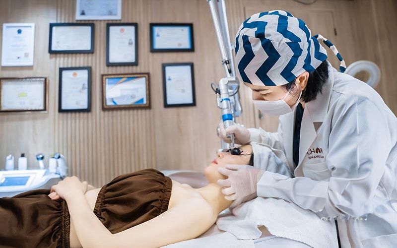 Học viên Cham Spa & Massage đang thực hành điều trị da bằng máy móc hiện đại