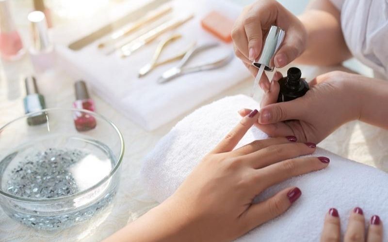 Trường dạy nail tốt sẽ có chương trình đào tạo toàn diện kiến thức cho bạn 