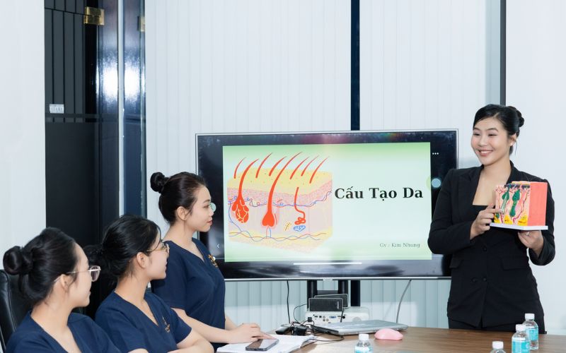 Học viên đang học về cấu tạo da