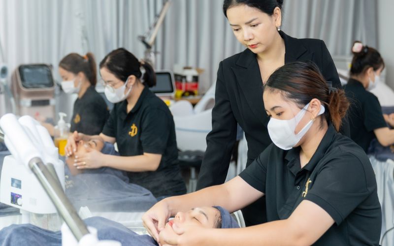 Học viên đang thực hành kỹ thuật massage làm trẻ hóa da