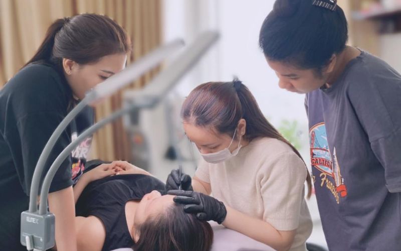 Phương pháp dạy học tại Mai Nguyen Beauty giúp học viên dễ tiếp thu bài giảng 