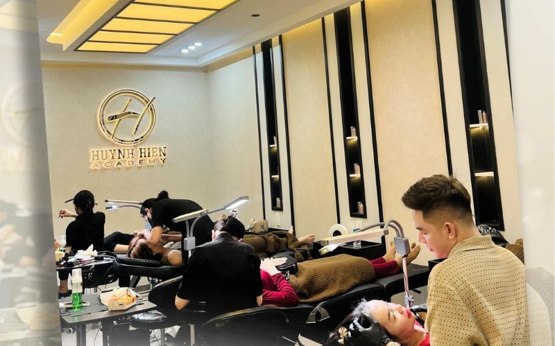 Huỳnh Hiển Beauty Academy có group Zalo cho từng lớp học để tiện trao đổi bài học 