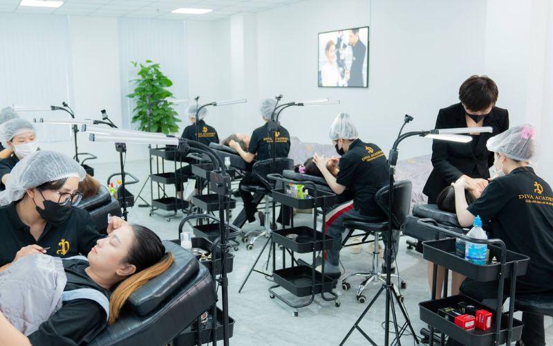 Học phí học Hairstroke tại Vũng Tàu thường khá rẻ so với các thành phố lớn