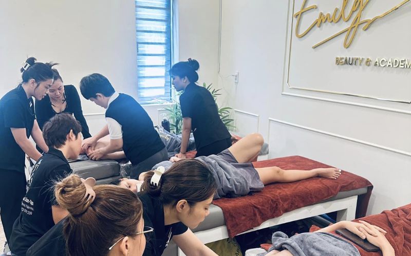 Emily Beauty có nhiều năm kinh nghiệm dạy học gội đầu dưỡng sinh tại Đồng Nai