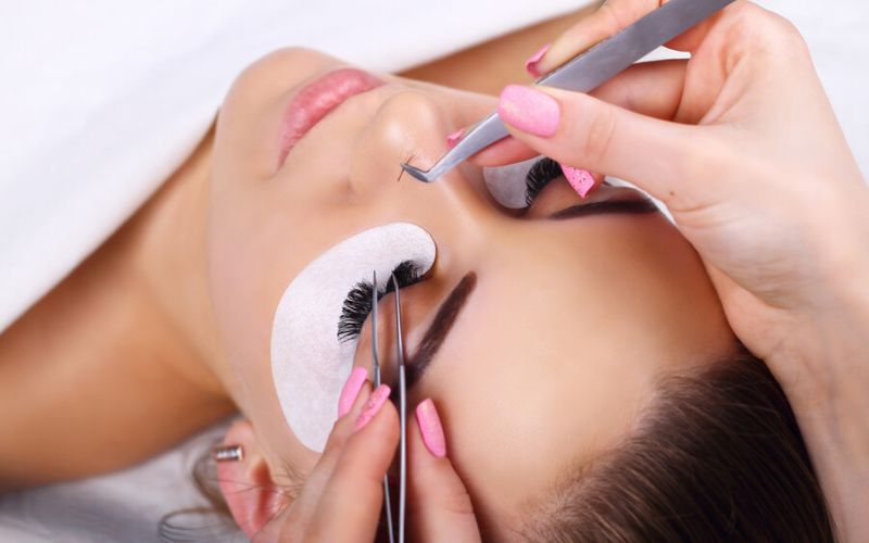 Dream Lash chú trọng thực hành nối mi cho học viên nâng cao kỹ năng tốt hơn