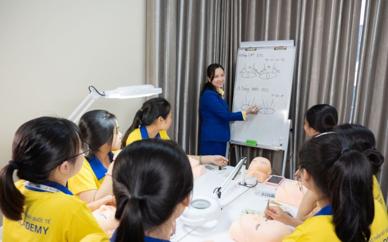 Giảng viên dạy nối mi tại Seoul Academy là những chuyên gia có bằng cấp hẳn hoi