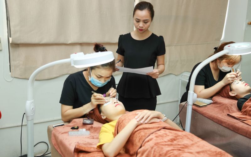 Lotus Beauty Spa đào tạo nối mi cấp tốc cho những ai muốn ra nghề nhanh