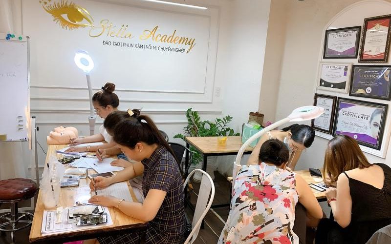 Khóa học nối mi tại Stella Makeup & Beauty Salon chỉ dao động từ 5 - 7 triệu đồng