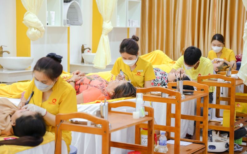 BEAUTY SALON Ngọc Hường đào tạo học viên kỹ thuật ủ tê đúng cách