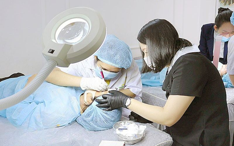 Giảng viên của Lali hướng dẫn từng kỹ thuật phun xăm cho học viên