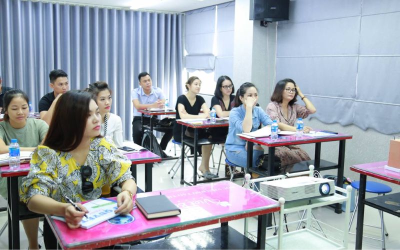 Lớp học lý thuyết tại Thi Huynh Beauty Academy