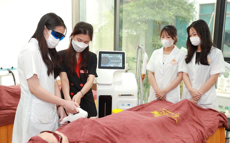 Kay Spa trang bị máy móc spa hiện đại để học viên làm quen với môi trường thực tế