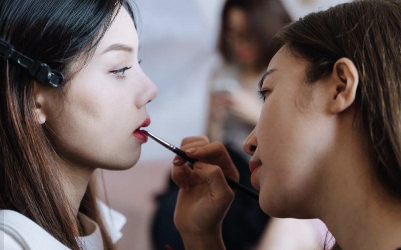 Giảng viên đang sửa bài thực hành make up cá nhân của học viên 