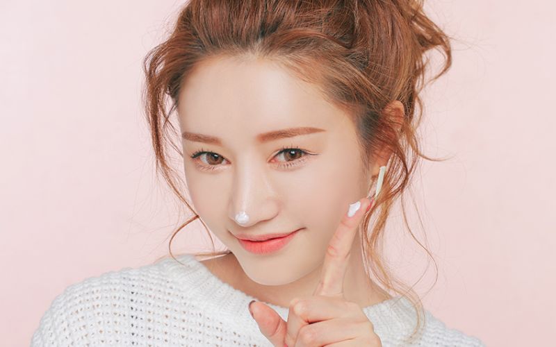 Xu hướng trang điểm Glossy Skin với làn da căng mọng thu hút ánh nhìn