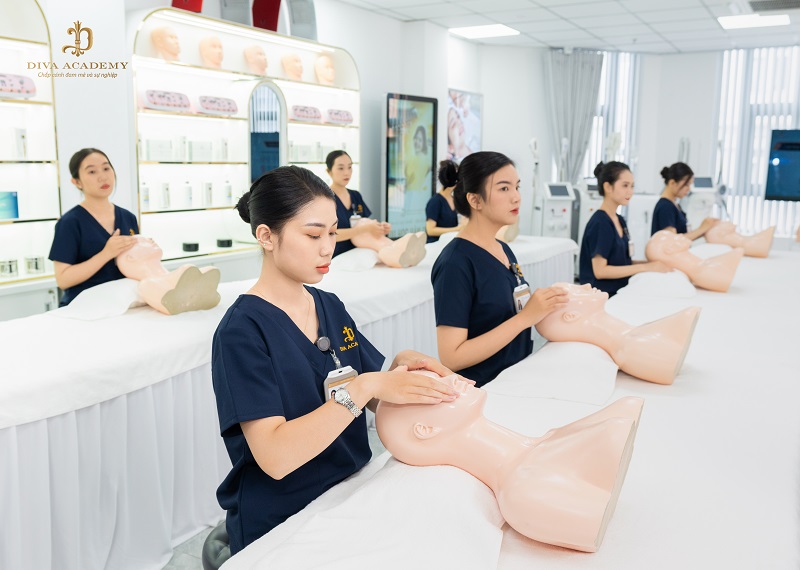 Học viên đang tập massage các thao tác massage cơ bản