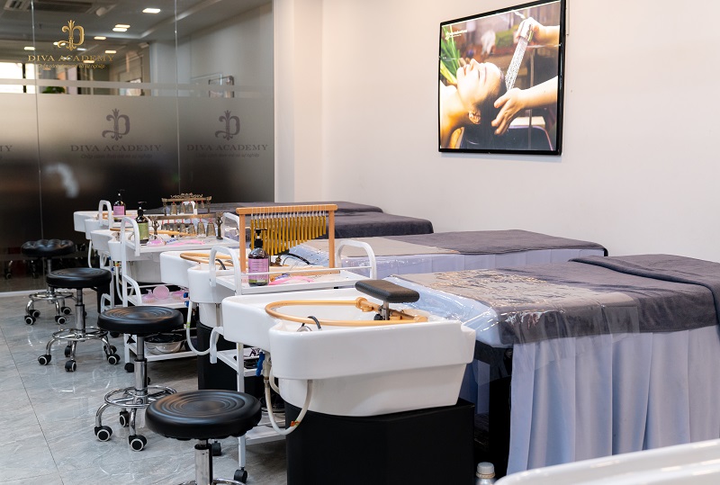 DIVA Academy sẽ chuẩn bị thảo dược gội đầu và set up phòng thực hành như một spa chuyên nghiệp