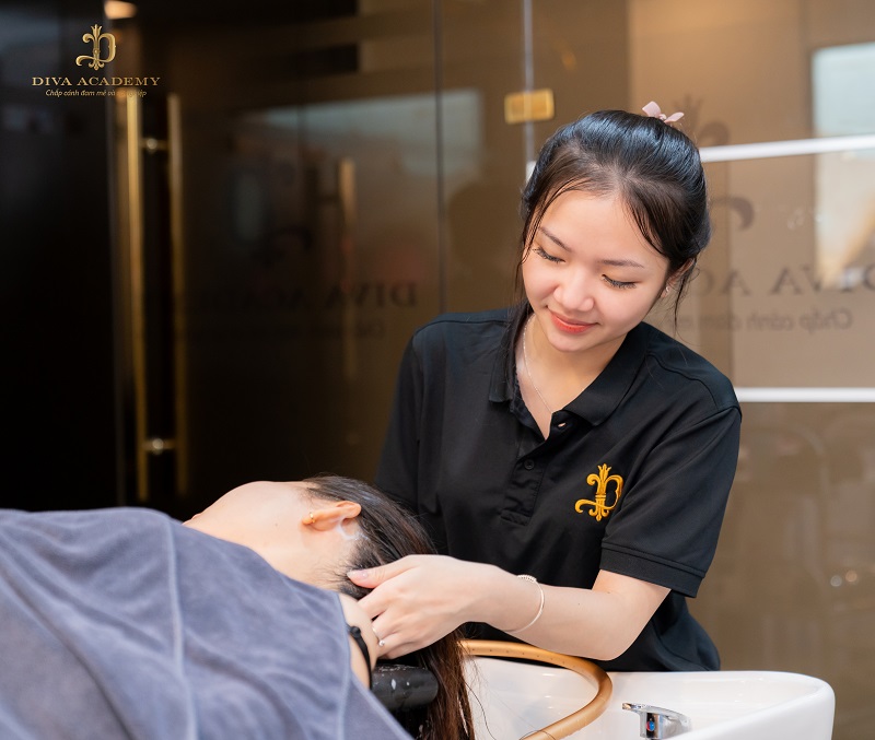 Kết hợp gội đầu và massage da đầu, cổ, vai, gáy cho khách