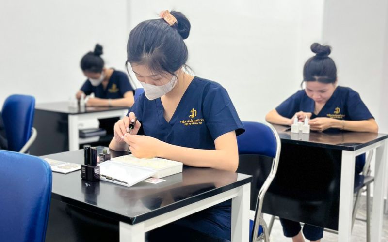 Học viên được học cách chọn màu sắc và vật liệu thiết kế nail đẹp mắt