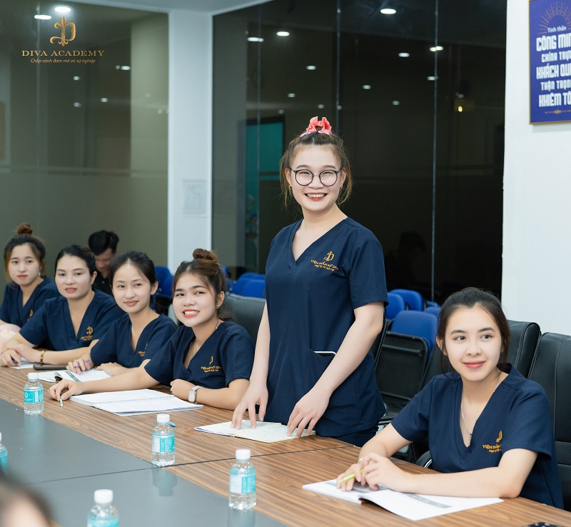 Học viên được DIVA Academy hỗ trợ và trao đổi về kinh doanh spa sau khi tốt nghiệp