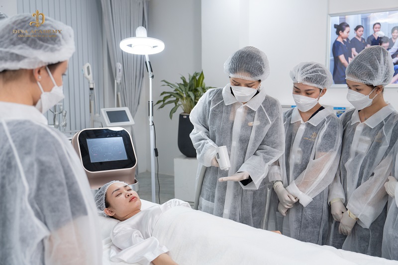 Học viên học cách sử dụng máy móc spa hiện đại