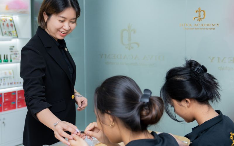 DIVA Academy có chương trình đào tạo vẽ móng nghệ thuật chuyên nghiệp