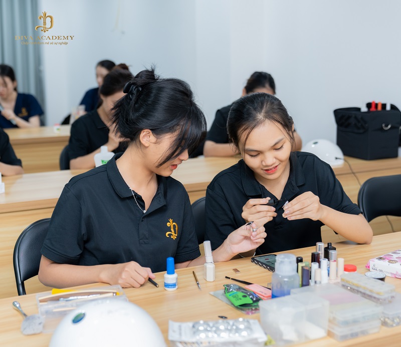 Khóa học nail nâng cao tại DIVA Academy thường kéo dài từ 3 - 6 tháng