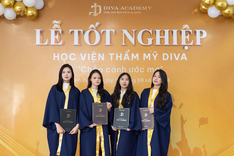 Học viên DIVA Academy tự tin nhận bằng tốt nghiệp