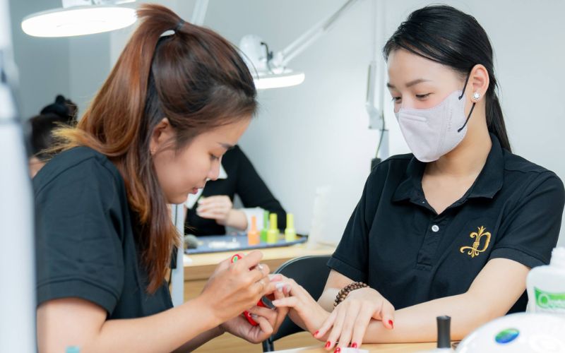 Bạn nên chọn trường dạy nghề nail có chất lượng tốt và uy tín trong ngành 