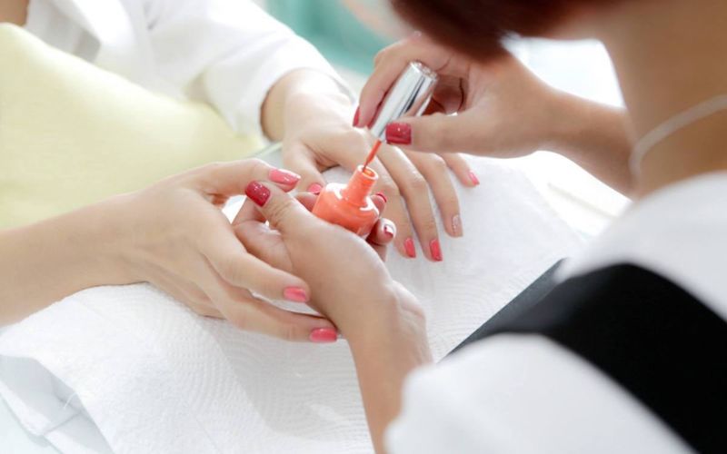 Học viên Pinky Nail Care đang thực hành sơn móng cho khách hàng