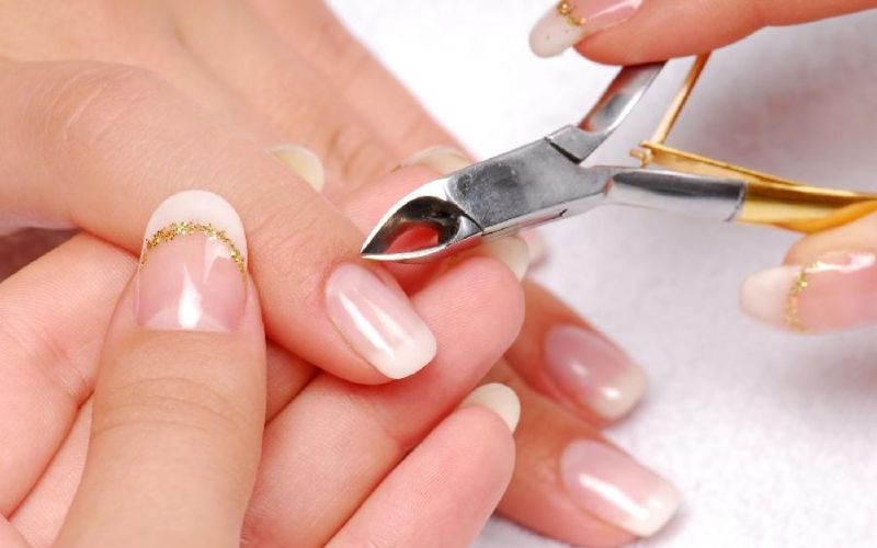 Học viên tại Kun Nails thực hành cắt da 