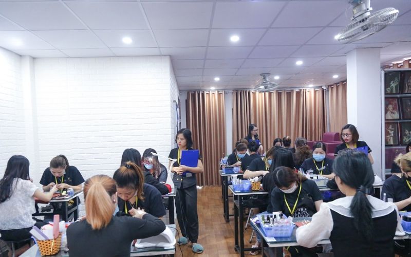 Winnie Academy đào tạo học viên thành thạo kỹ năng nail sau một khóa học