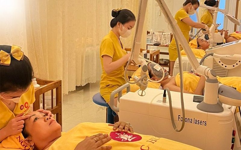 Ngọc Hường cập nhật các công nghệ spa tiên tiến cho học viên trong cách buổi học