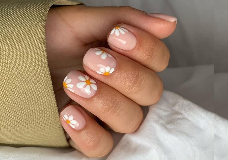 Mẫu nail hoa lá cũng là một lựa chọn nail vẽ phổ biến