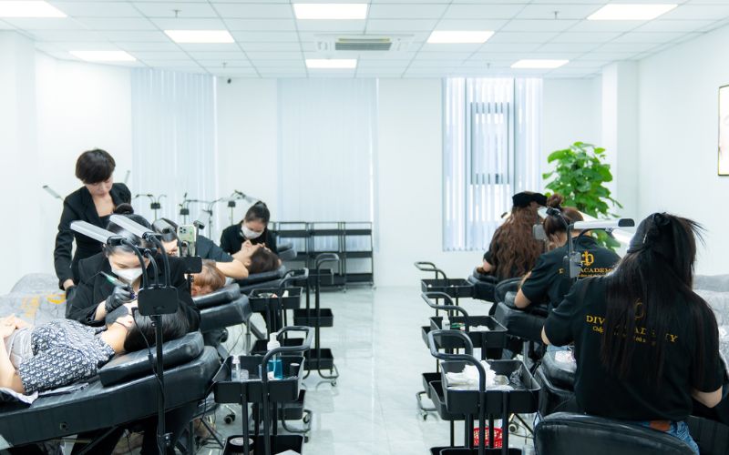 DIVA Academy có đội ngũ giảng viên dạy phun xăm chuyên nghiệp 