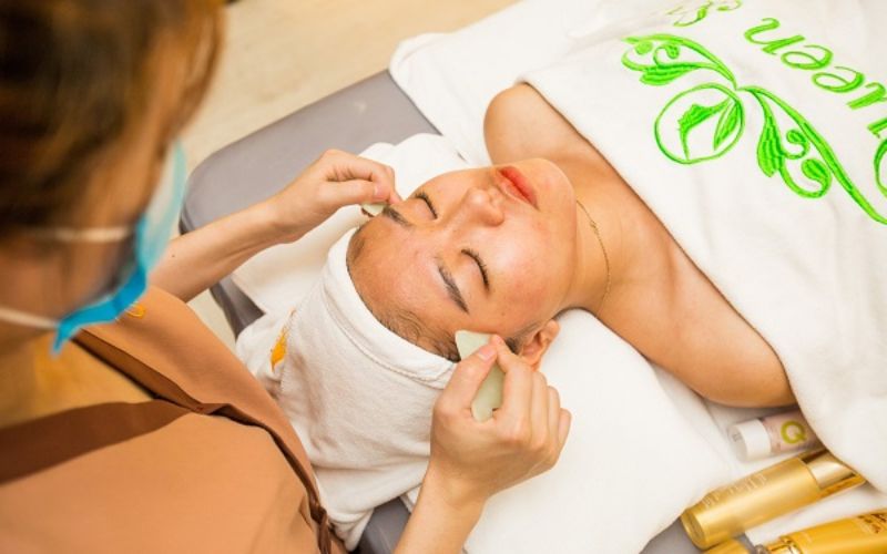 Học viên Queen Spa đang thực hành spa trên khách hàng thực tế