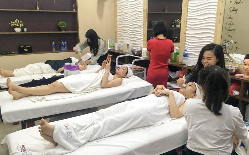 Môi trường học nghề spa tại YaYa Beauty được đầu tư chất lượng về máy móc 