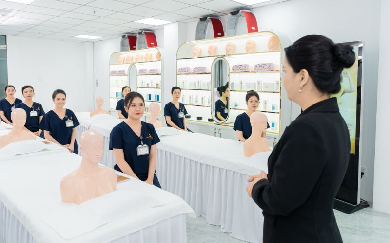 Người làm nghề spa nên có kỹ năng giao tiếp tốt và luôn thân thiện với khách hàng 