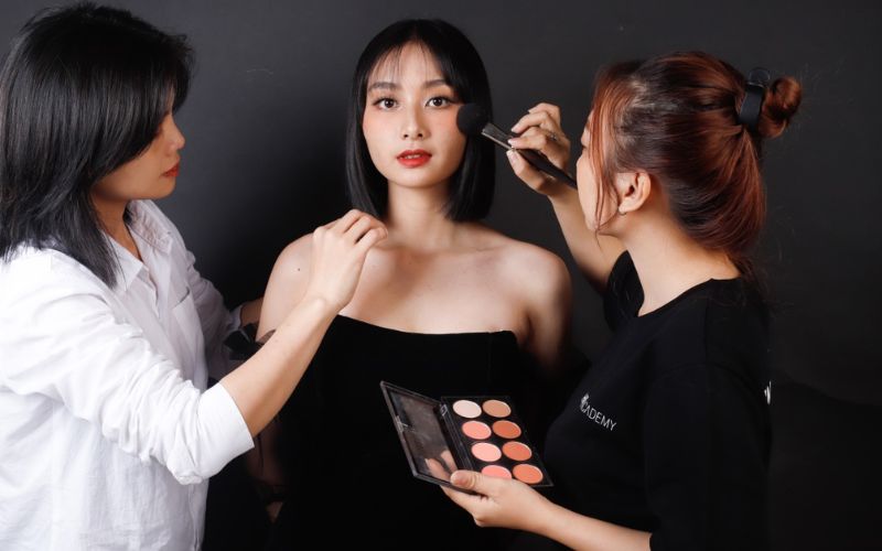 Tham gia khóa học makeup chuyên nghiệp giúp bạn tiếp xúc với những người cùng đam mê 