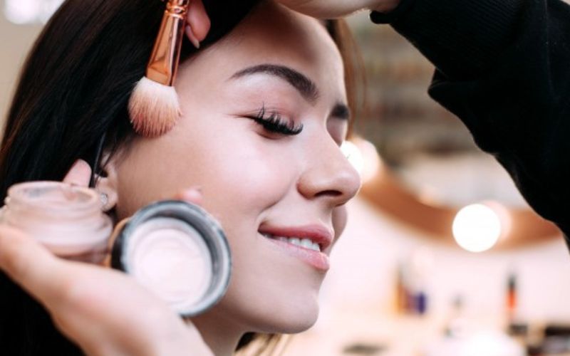 Nếu muốn nâng cao trình độ makeup thì bạn nên theo học khóa học trang điểm chuyên nghiệp