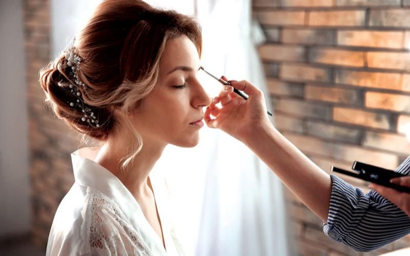 Trang điểm cô dâu trong khóa học makeup chuyên nghiệp cũng rất được chú trọng 