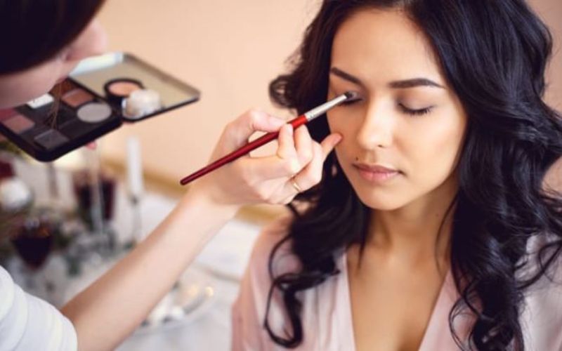 Học makeup chuyên nghiệp thường sẽ từ khoảng 4 - 6 tháng 