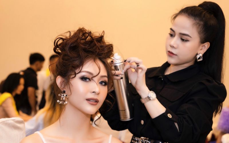 Làm tóc cũng là một nội dung quan trọng trong khóa học makeup chuyên nghiệp