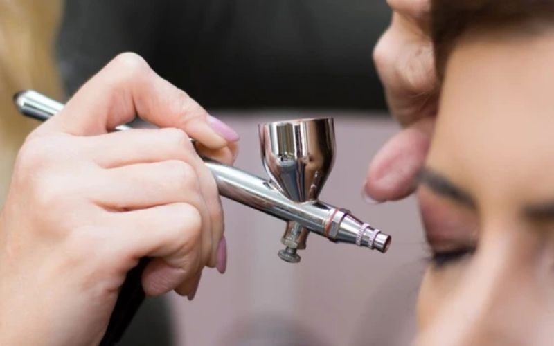 Khóa học trang điểm Airbrush là một lựa chọn mới mẻ với nhiều bạn trẻ