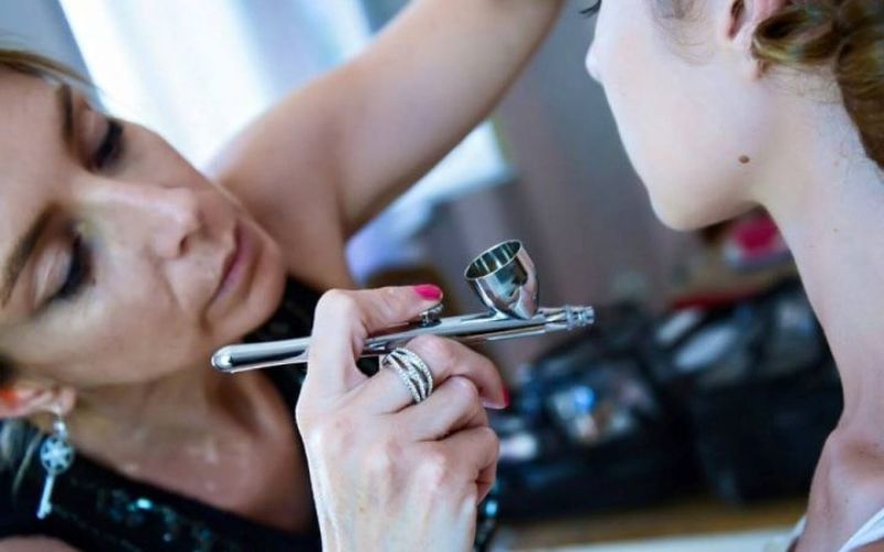 Bạn nên giữ khoảng cách và di chuyển máy Airbrush liên tục để phấn đều hơn 